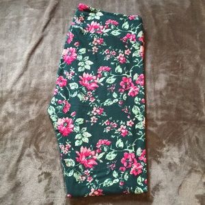 SOLD—LLR Leggings 💚🌺